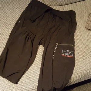  - Snygga Helly Hansen prassel byxor väldigt lite använt i strl M men är som S 