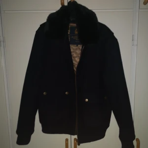  - En väldigt cool jacka från Bondelid med borttagbar pälskrage. I väldigt bra skick om man bortser den trasiga taggen på nacken. Priset kan alltid diskuteras. 