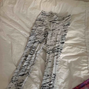  - Vita träningsleggings med ”stenigt” mönster. Köparen betalar frakt på 20 kr! 