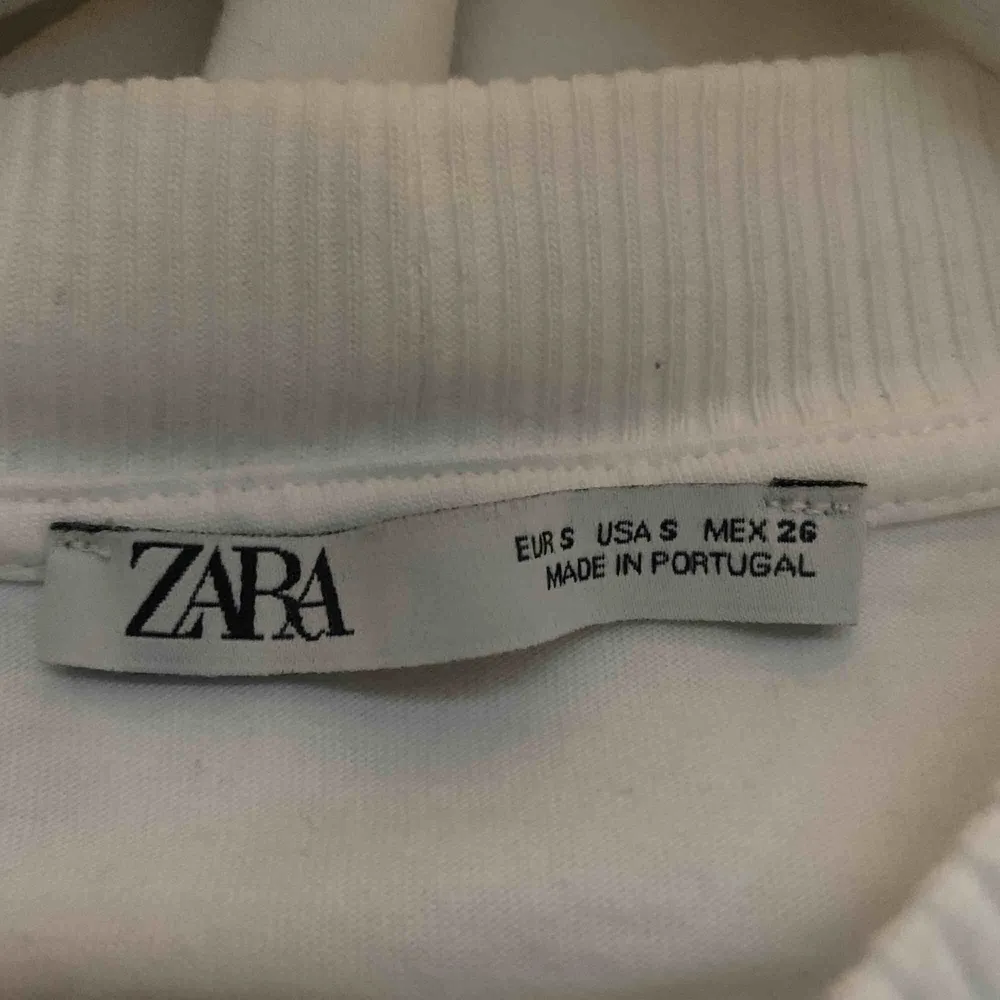 Knappt använd tröja ifrån Zara,fint skick!. Tröjor & Koftor.