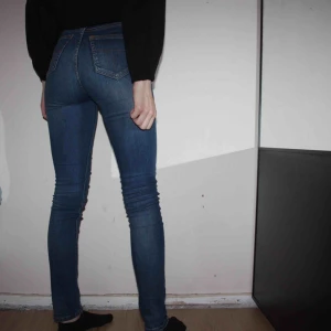  - Mörkblå Tiger of Sweden jeans i modellen Kelly. Hödmidjade tighta. Storlek 25/30. Använda ett fåtal gånger.   Frakt kostar 79kr, postnords blåa kuvert.