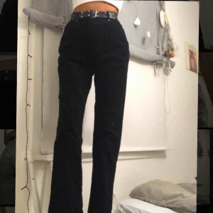 - Svarta Manchester byxor, i nyskick då de endast är använda en gång efter att ha köpt dom second hand med prislappen kvar 🌻