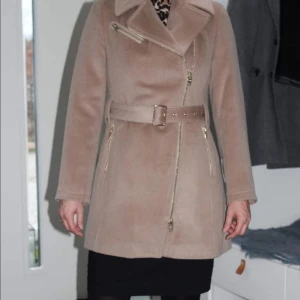  - Rock and blue. Helt ny. Prislapp kvar. Köpt för 2990 kr. Ursnygg men tyvärr för stor för min dotter.