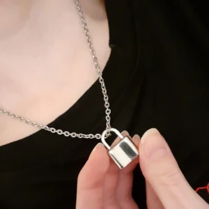  - Trendigt kedjehalsband i metall med hänglås!❤Från Kobe! Frakt: 11:- Frakt ingår annars vid snabbt köp!