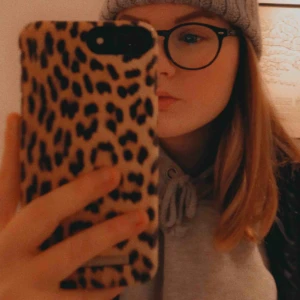  - Bra skick Har en liten spricka i högra hörnet. Men det är inget som man ser kan såklart skicka bild på den.