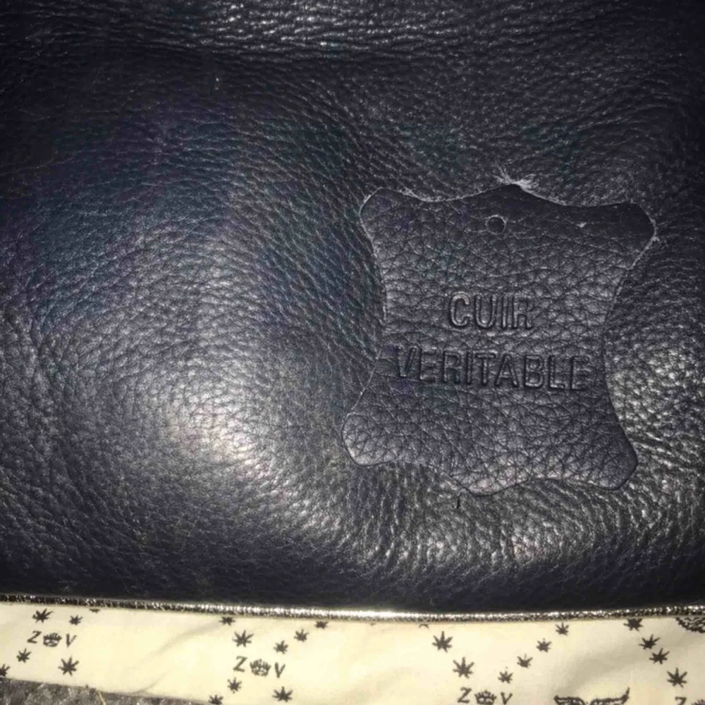 INTRESSEKOLL! Mycket fin och eftertraktad Zadig Et Voltaire väska. Går ej att köpa längre. Modell: rock clutch bag. Bra skick och få slitage. Alligator skinn, insidan är mörkblå. Nypris ca 3600kr. Ingår en lång o en kort svart kedja o dust bag . Väskor.