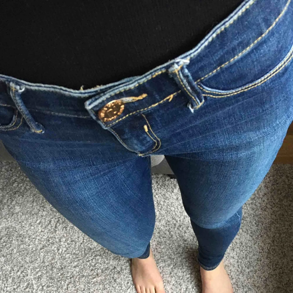 Välbevarade mörkblå jeans i skinny modell. Älskar tvätten/färgen på dessa, men tyvärr så passar de mig inte längre. UK-storlek. Nypris ca 500 kr. Frakten ingår!. Jeans & Byxor.