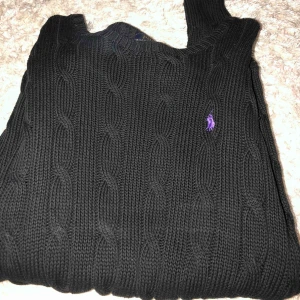  - Jättefin tröja ifrån Ralph Lauren. 100% äkta. Köptes på NK i Stockholm. Kvitto finns tyvärr inte.  Tröjan är svart med lila märke.  Skickas mot 79kr frakt 🌸  Priset kan diskuteras vid snabb affär eller så bjuder jag på frakt. 