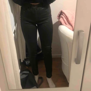  - Jättefina skinnbyxor från Lindex använt 1 gång ,ny pris 200