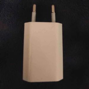 -  iPhone’s laddar adapter, säljer den i nyskick för 29kr exklusive frakt på 9kr! Snabb affär utlovas!