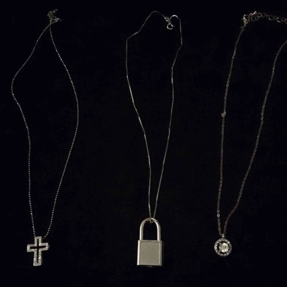 3 stycken silver halsband 30kr styck. Kors,Hänglås & diamant🤩 . Accessoarer.