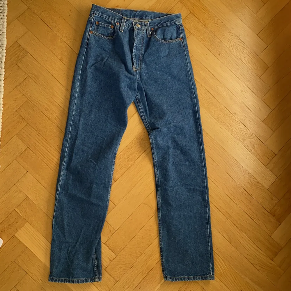 Säljer dessa fina vintage Levis 501 i stl W30 L34(passar W25-W26). De är inköpta på Humana men är i fint skick! Säljer pga att de inte längre passar. Bild 2 visar ungefärlig passform(ej min bild). Köpare står för frakt💕. Jeans & Byxor.