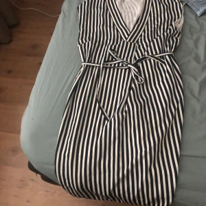 Klänning  - St 36 oanvänd från hm