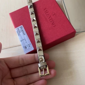 VALENTINO ARMBAND - Säljer mitt fantastiska valentino armband. Såklart äkta! Ask medkommer. Toppskick!