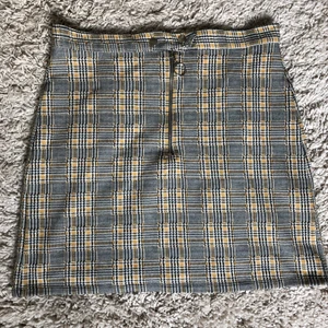 Rutig kjol - Superhärlig kjol till hösten med superfint gul/brunt/svart/vitt rutigt mönster! 🍁 Kjolen är från topshop i storlek 40! Hör av er för mer info om kjolen ex längd osv💖💖