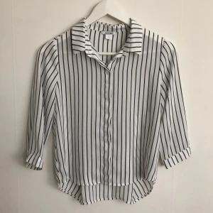 Stilren skjorta - Säljer en supersnygg skjorta från Monki som bara blivit använd 1 gång. Mycket fint skick, precis som ny. 💫