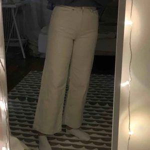  - Superfina vita utsvängda jeans från carlings, i nyskick o endast använda 2 ggr! Säljs pga tyckte dom satt konstigt❤️ (Jag är ca 165)