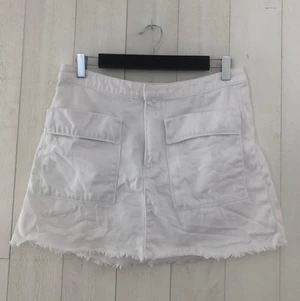 Kjol Weekday - Kjol från Weekday. Köpt av en person men passade inte mig. Står S men passar mer en M. Bild lånad av förra säljaren! 