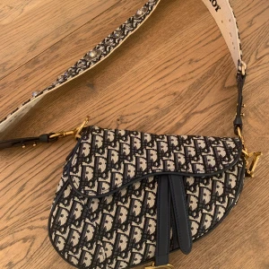 Finaste D*or väska - Finaste Dior väska i nästa kvalité! Inget att anmärka på skicket 🙌🏻✨. 1600kr🖤 ej älskat såklart om man tittar på priset 😅