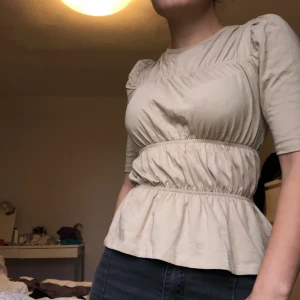 Fin topp - Jättefin topp från Gina Tricot. Aldrig använd så i jätte fint skick💜 passar perfekt nu till hösten 🍂 frakt tillkommer💜