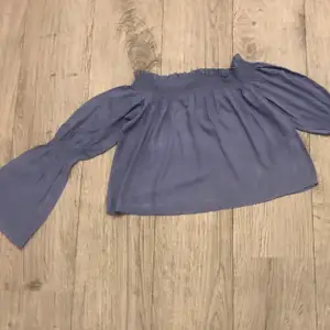 Blå off shoulder topp från NA-KD. Storlek XXS. Vid intresse kan eventuellt fler bilder skickas