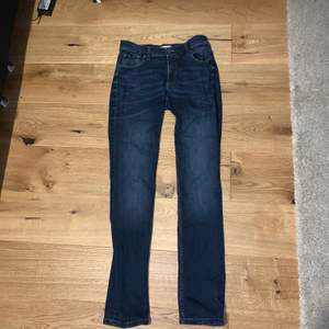 Ett par blåa slimfit jeans för endast 80kr! Storlek 28/30