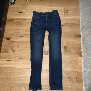 Billiga slim fit jeans 28/30 för bara 80kr - Ett par blåa slimfit jeans för endast 80kr! Storlek 28/30