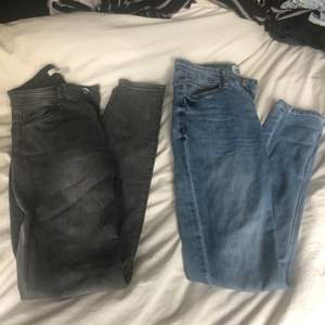 Två par vanliga jeans, ej högmidjade! Ett par mörkgråa och ett år standard blåa. Dem blåa i storlek S och dem gråa i storlek 36🦋 75kr styck