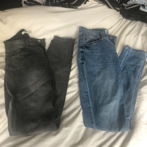Jeans - Två par vanliga jeans, ej högmidjade! Ett par mörkgråa och ett år standard blåa. Dem blåa i storlek S och dem gråa i storlek 36🦋 75kr styck