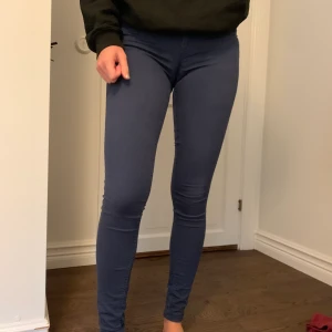 Blåa byxor. - Blåa byxor i superfint skick. Endast använda ett fåtal gånger. Passar perfekt för användning i vardagen. Storlek XS.