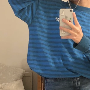 långärmad tröja - jättehärlig långärmad tröja från beyond retro, använd två gånger! Tröjan är blå randig och stor/ lång i modellen men syns ej om man stoppar in den! Säljer pågrund att de va för stor för mig. Storlek L, sitter väldigt väldigt overzize på mig som har XS, skulle nog passa mellan S- L, men beroende på hur man vill att plagget ska sitta! Frakt ingår ej, 💙Kram💙🧚🏻‍♀️ BUDGIVNING AVLSLUTAS FREDAG🥰
