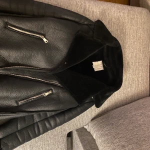 Skitsnygg Jacka✨✨ - Varm och snygg jacka från Springfield, köpt på Plick förra hösten! Är i väldigt bra skick dock håll i fickorna men väldigt lätta att du själv! Storlek 36/S! 400kr+frakt! Skriv för mer detaljer och fraktkostnad😁✨🦋