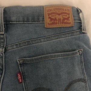 Levis jeans - Säljer mina blåa Levis jeans 311 shaping skinny som jag aldrig använder i storlek 27, har aldrig använt dem som dem är som helt nya😋