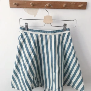 Jeanskjol blå och vit - Jeanskjol i ljusblått och vitt från Monki. Storlek 36. Fint skick. 