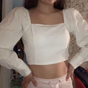 Vit tröja med puffiga armar - Jätte snygg tröja men inte min stil. Den är använd en gång till en bild. Den har stretch material där bak så den sitter fint på kroppen 