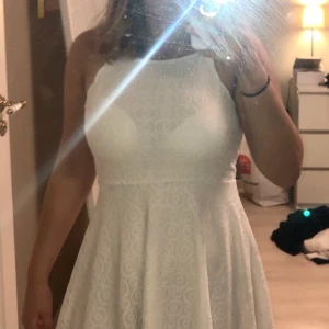 Fin vit klänning - Jättesöt klänning som tyvärr inte kommer till användning längre. Bra skick. Nästan som ny. 