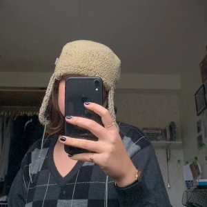 Mössa - Mössa i teddytyg. Har en lien fläck som knappt märks. Pris 50kr + frakt🌶