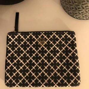 Clutch från malene birger - I använt skick men fortfarande fin.                                      Köparen står för frakten