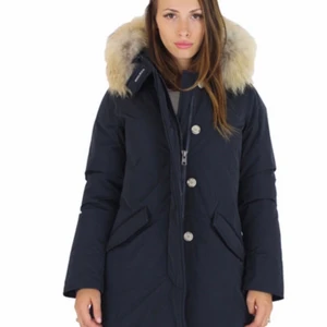 Woolrich Arctic Luxury Jacket i mörkblå  - Jackan är i storlek XL men passar även som L. Denna jacka är köpt i år under februari månad och använd ett fåtal gånger. Pris köp: 7999kr
