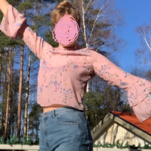 Rosa blus - Gullig rosa blus med vackra blommor. Trumpetärmar med volang. God kvalitet. Skriv för fler bilder. Möts upp i Falun eller skickar om du betalar frakten✌🏻