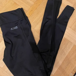 Träningstights mesh S - I bra skick. Använda ett fåtal gånger enbart. Fina detaljer i mesh. 