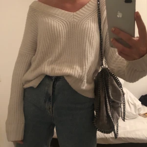 Stickad tröja - Stickad tröja med v-ringning. Sitter som en M, använd ett fåtal gånger.