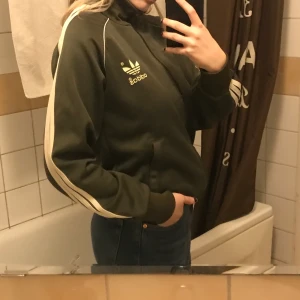 Adidas jacka - Adidas tröja i lite mer vintage-stil! Jättefin mörkgrön färg. Kan mötas upp i Göteborg annars tillkommer frakten 