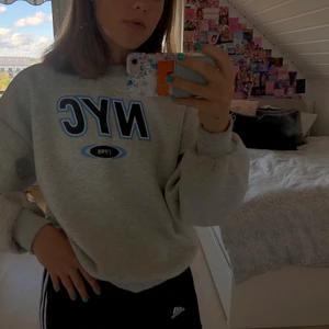 ”NYC” Sweatshirt - Grå supermysig sweatshirt från Gina. Använd ett par gånger och är lite nopprig men i bra skick!💕