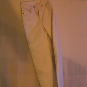 Vita jeans - Köparen betalar ev. frakt. Kan mötas upp i Stockholm C.