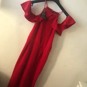 En röd jumpsuit från ginatricot som har fina axel detaljer. Helt ny! Orginalpris 499kr. Hör av er för fler bilder eller vid intresse🥰❤️