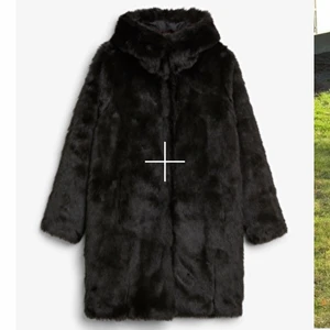 Faux fur jacka/kappa - Säljer denna jättemysiga pälsjacka från monki, org pris 1000kr köpt förra året och använd 2 gånger, nyskick. Säljer då jag inte använder den. Storlek S men passar mig som är M