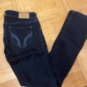 Jeans från Hollister W24 L29  - Jeans från Hollister. Används men i bra skick. Storlek 0 short. 
