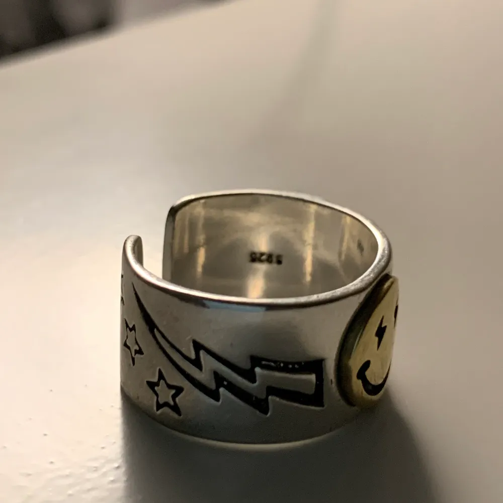 säljer denna eftertraktade smileyring från zend details! den går att anpassa efter sina fingrar 💕 BUDA I KOMMENTARERNA! 😉. Accessoarer.