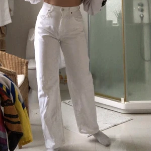 Vita zara jeans strl 36 - Vita straight jeans ifrån zara. Köpta här på plick men passade ej som önskat så säljer därför vidare🥰 Spårbar frakt 63kr💖